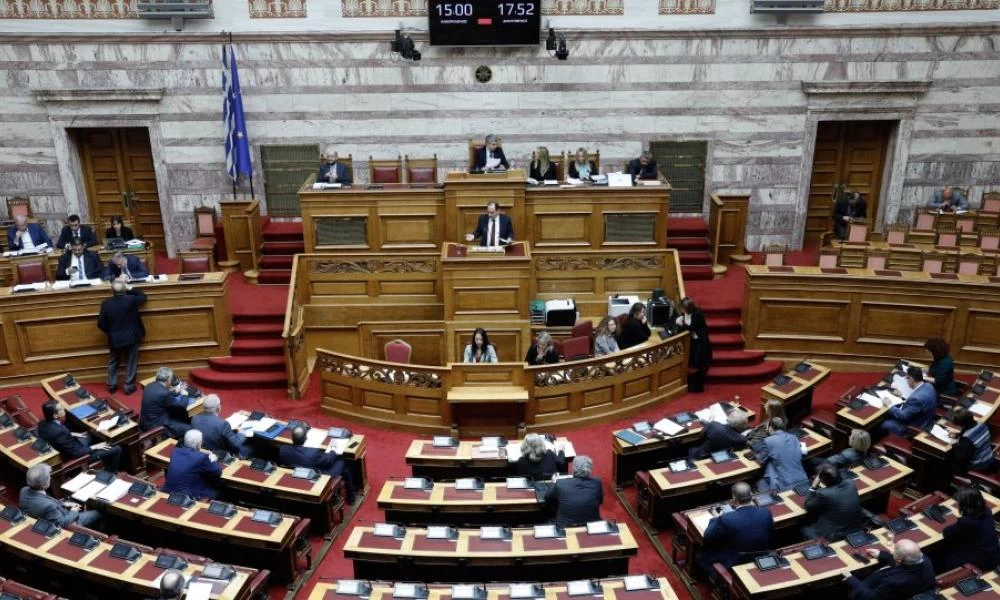 Υπερψηφίστηκε η τροπολογία για την υποχρεωτική αποχώρηση από τις δομές όσων έχουν πάρει άσυλο